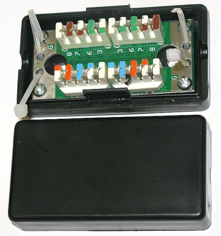 Spojovací box UTP Cat5E narážecí, černá