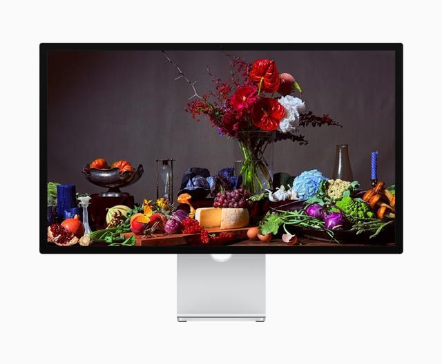 Studio Display - Standard glass - Tilt- and height-adjustable stand
